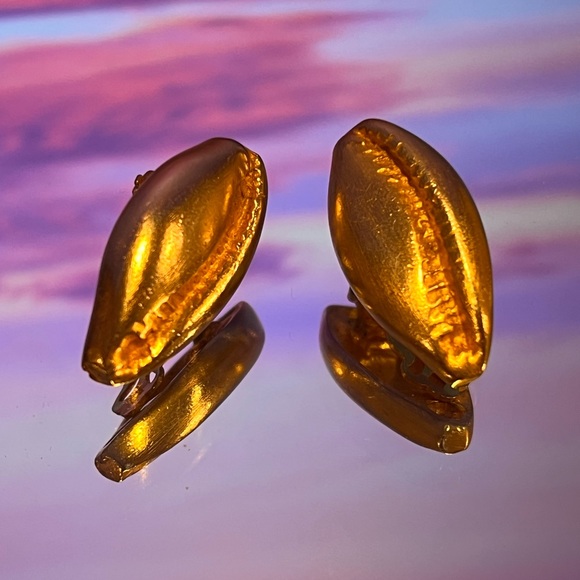 Seashell 🐚 clip on earrings - Picture 2 of 3